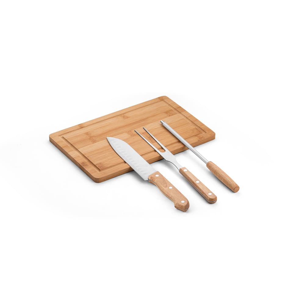 MOUSSAKA. Kit churrasco em estojo de 210D e tábua em bambu com 3 utensílios em aço inox e madeira de seringueira Code.: 94107