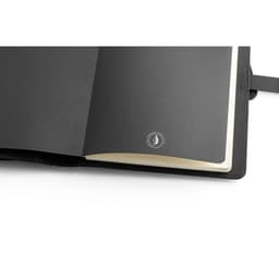 ELEVATE A5 FOLDER. Pasta A5 em 300D poliéster 100% reciclado com carregador por indução embutido (5'000 mAh) e bloco com páginas pautadas Code.: 53581 - foto 18