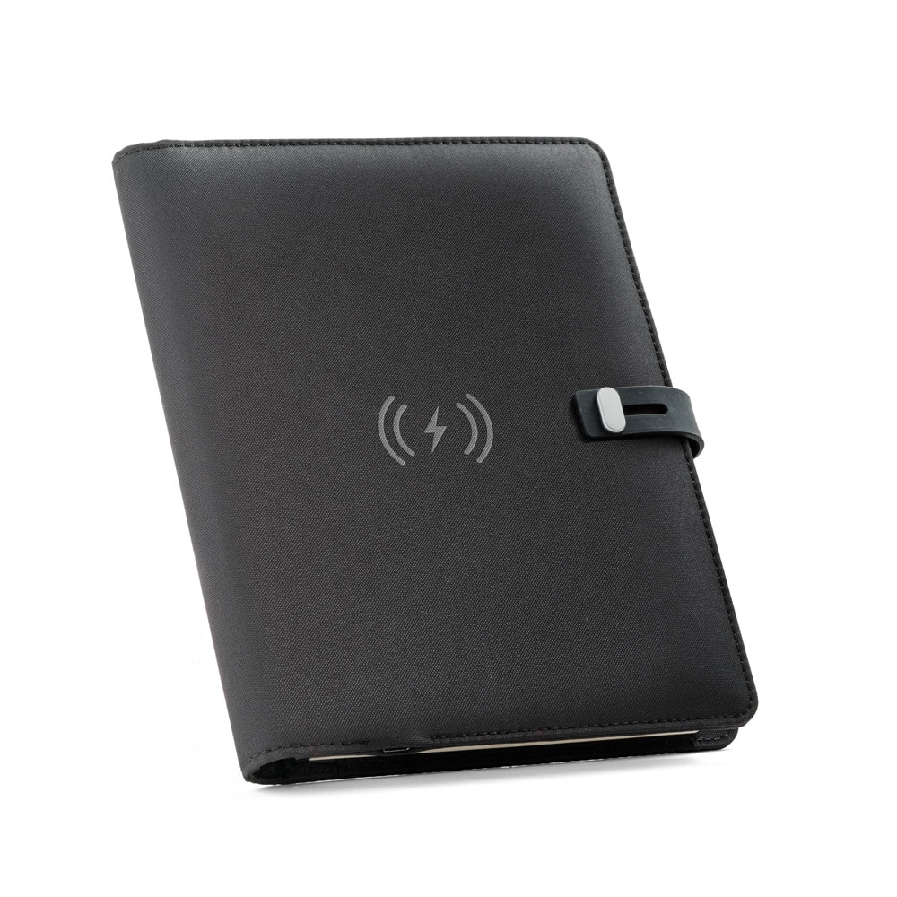 ELEVATE A5 FOLDER. Pasta A5 em 300D poliéster 100% reciclado com carregador por indução embutido (5'000 mAh) e bloco com páginas pautadas Code.: 53581