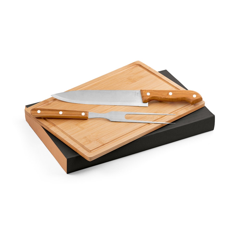 ALIOLI BOARD. Kit churrasco em caixa kraft com tábua em bambu e 2 utensílios em aço inox e bambu Code.: 94143
